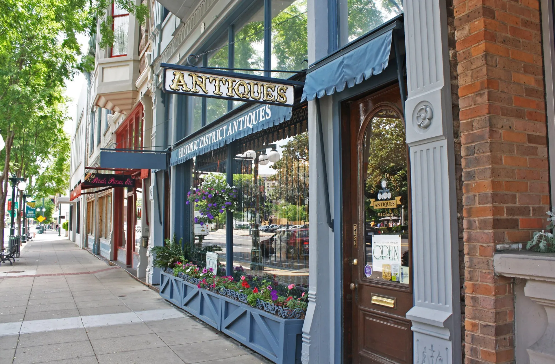Find local shops, gifts, books, bath goods, and downtown browsing in Hot Springs.